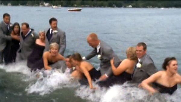Свадьба рухнула в озеро вместе с пирсом во время фотосессии