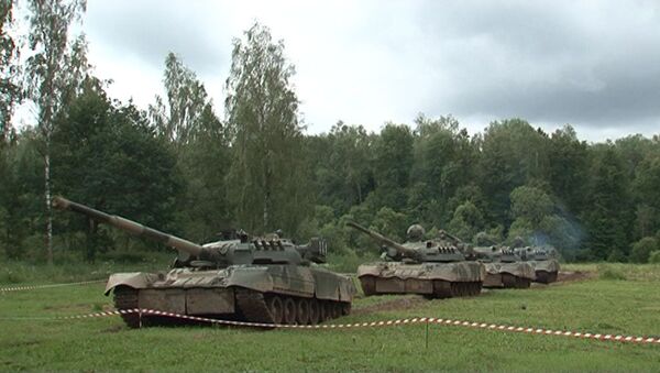 Солдаты прячутся в укрытии на танках Т-80 и БМП-2. Кадры с полигона  