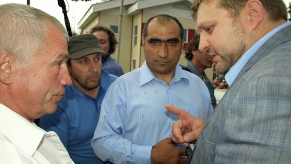 Губернатор Кировской области Никита Белых (справа) во время встречи с жителями поселка Демьяново