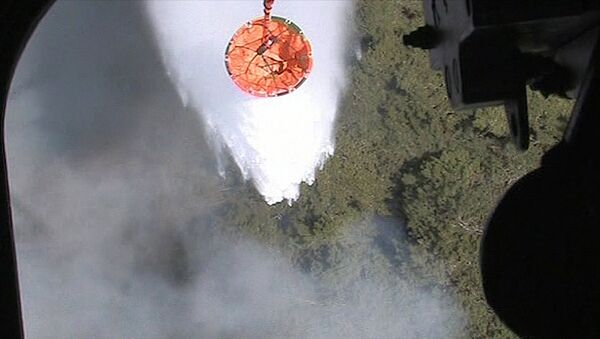 Тонны воды сбрасывают на горящий лес в Крыму с вертолета