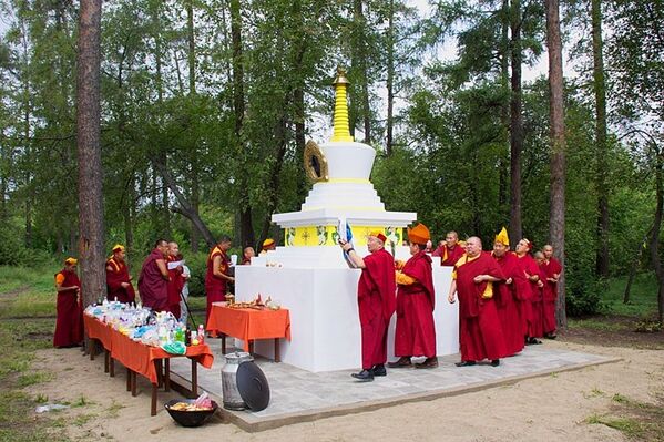 Интересующиеся буддизмом могут посетить дацан (храм буддисто