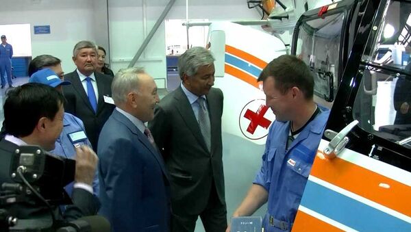 Назарбаев проверил, насколько удобен вертолет ЕС 145 казахской сборки 