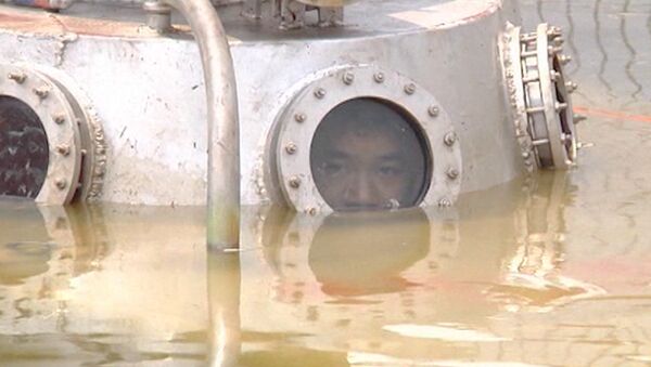 Изобретатель-самоучка опустился под воду в самодельной мини-субмарине