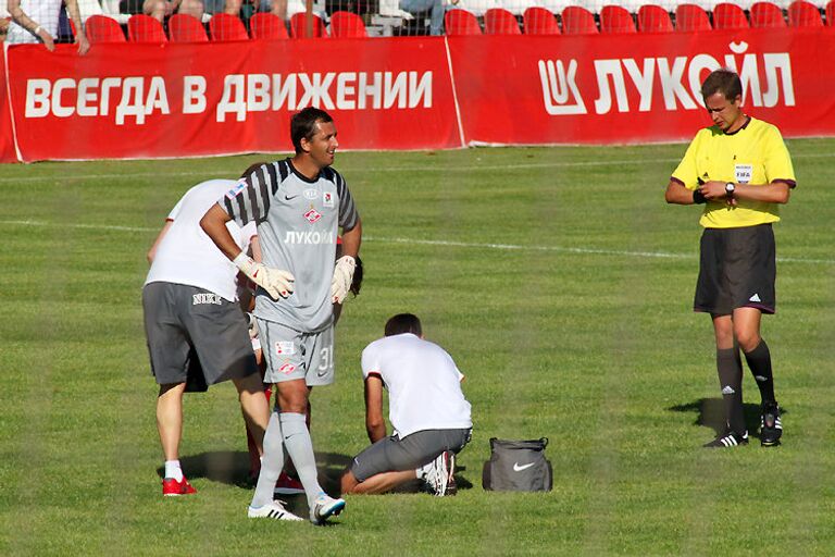 Голкипер Спартака Андрей Дикань, игравший после перелома л