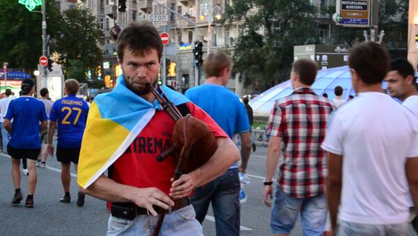 Волынки и сражение сухими красками: как Киев прощался с Евро