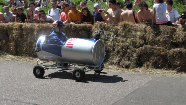 Днём 1 июля в Москве прошли гонки на тарантасах (Red Bull 