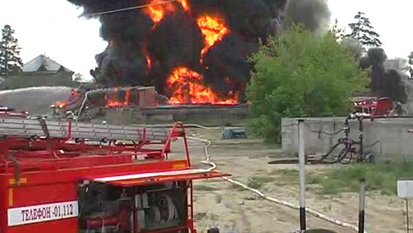 Резервуар с нефтью горит в Ангарске, спасатели ищут пропавших людей