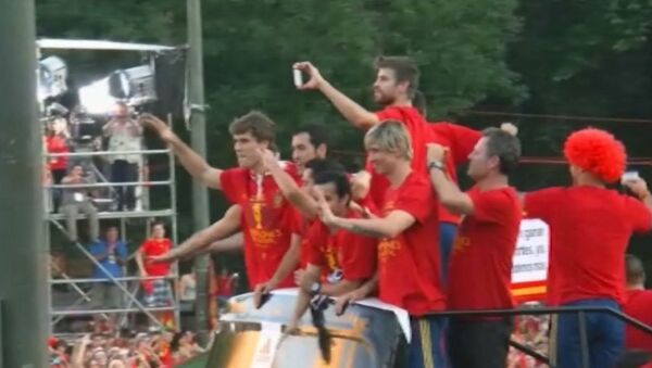Автобус с победителями Евро-2012 застрял в пробке из ликующих болельщиков