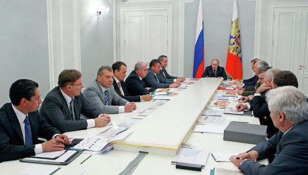 Президент России Владимир Путин проводит совещание в Сочи