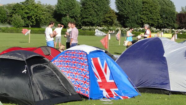 Люди ночуют в Уибилдон-парке в палатках 