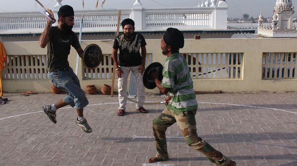 Занятия и учебные бои на мечах в школе сикхских боевых искусств в городе Тарн-Таран (Индия)