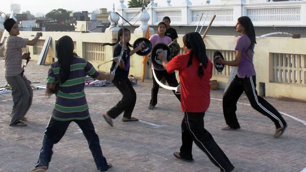 Девушки из школы сикхских боевых искусств в городе Тарн-Таран (Индия)