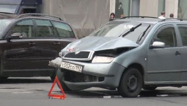 Две легковушки столкнулись у светофора на проспекте Мира в Москве