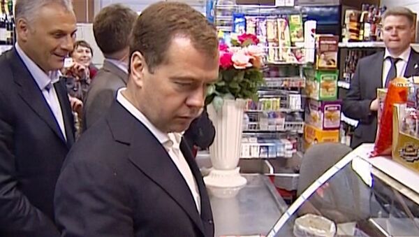 Медведев завел традицию покупать корюшку в одном и том же магазине