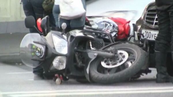 Mercedes сбил мотоциклиста на Пречистенской набережной