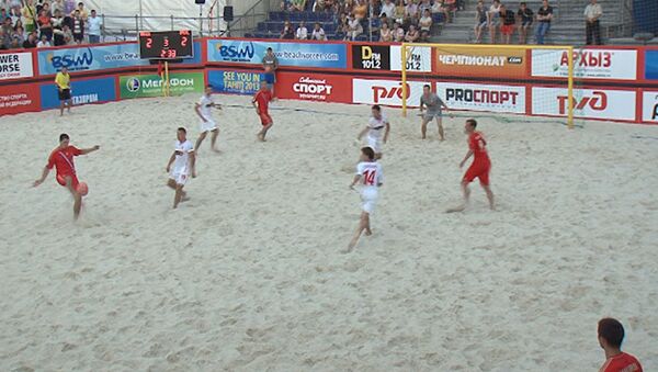 Пока россияне проигрывали в пляжный футбол, фаны танцевали под Катюшу