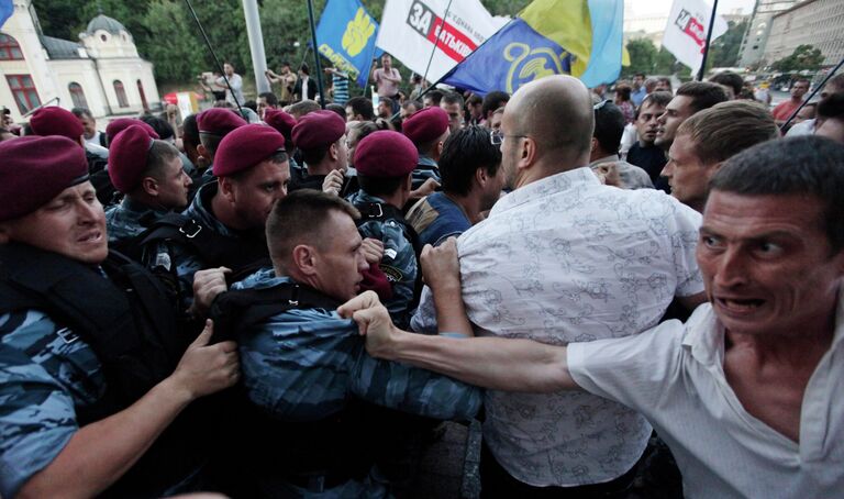 Митинг оппозиции в центре Киева против языкового закона