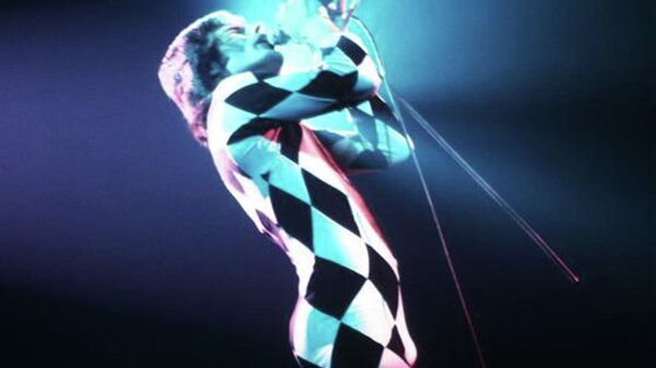 Фредди Меркьюри в знаменитом сценическом костюме с ромбическим узором