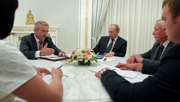 Президент России Владимир Путин (справа) на встрече с губернатором Белгородской области Евгением Савченко (слева) и представителями Белгородской области