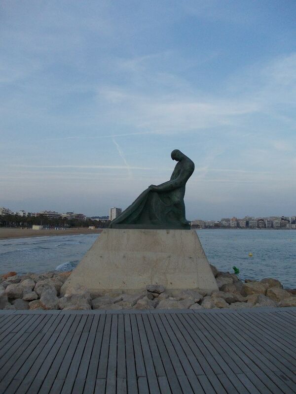 Монумент рыбаку. На сетях есть каталонская надпись: «С силой