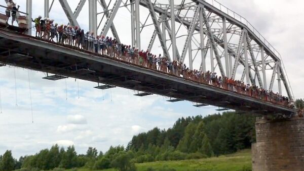 В Твери 133 человека одновременно спрыгнули с моста