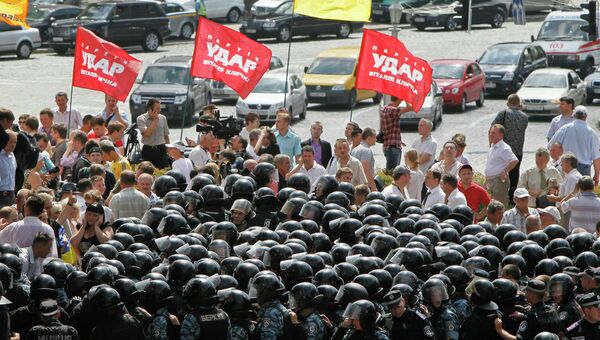 Cтолкновение противников закона о языках в Украине с милицией