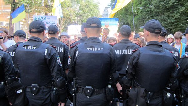 Акция противников языкового закона возле здания Администрации Президента