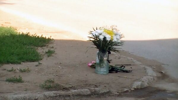 Родные ребенка, насмерть сбитого в Отрадном, несут цветы на место трагедии