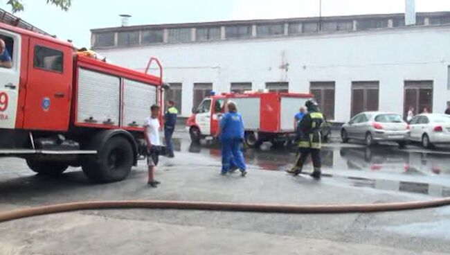 Производственное здание загорелось на северо-западе Москвы