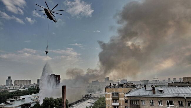 Пожар в ангаре на севере Москвы