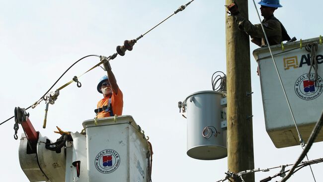 Рабочие компании Pepco ликвидируют последствия шторма, обрушившегося на атлантическое побережье США