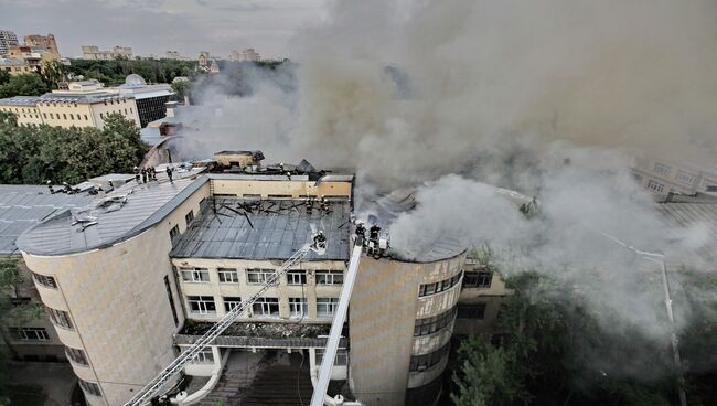 Пожар в ангаре на севере Москвы