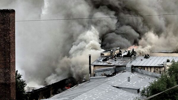 Пожар в ангаре на севере Москвы