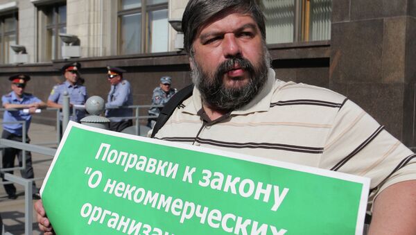 Активист партии Яблокопринимает участие в одиночном пикете у здания Госдумы РФ против ужесточения закона О некоммерческих организациях.