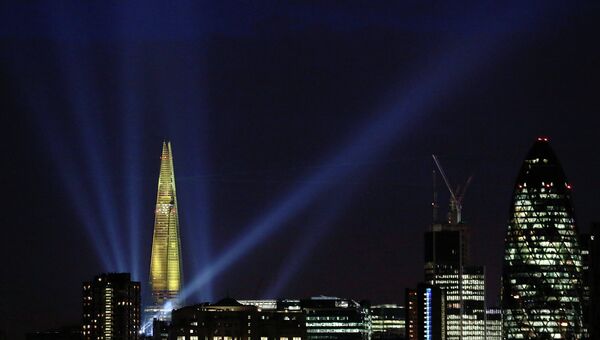 Лазерное шоу в честь завершения строительства небоскреба Shard (Осколок) в Лондоне