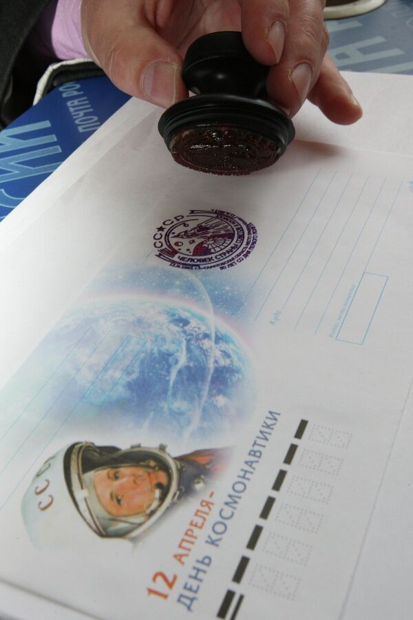 Гашение марок и конвертов, посвященных 50-летию полета Ю.Гагарина в космос, на Главном почтовом отделении Саратова