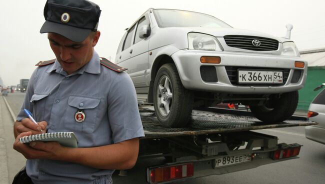 Эвакуация неправильно припаркованных автомобилей. Архивное фото