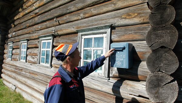 Работа почтальона Почты России в деревне, архивное фото.