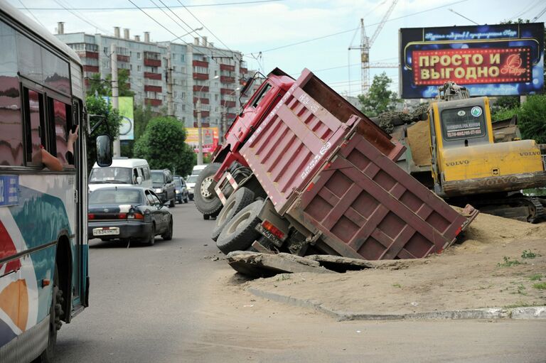 Грузовик провалился под асфальт в Чите