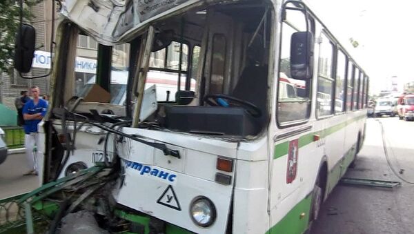 Автобус врезался в фонарный столб на востоке Москвы, есть пострадавшие