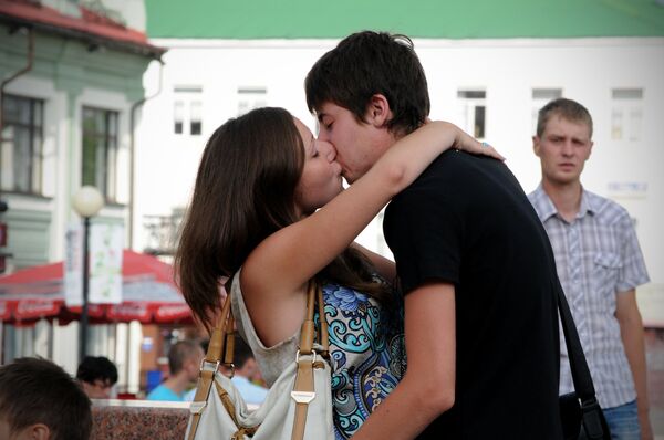 Фото по запросу Подростки целуются
