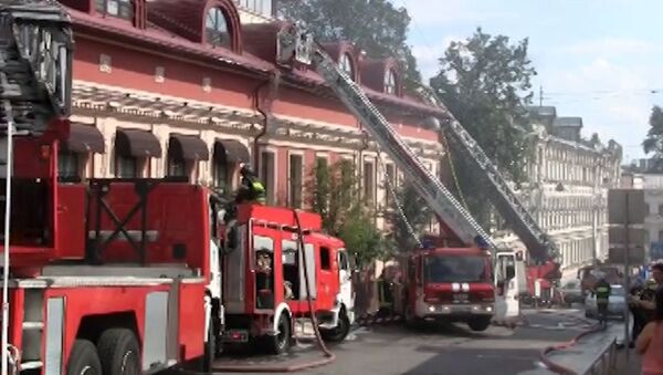 Крыша ресторана загорелась в центре Москвы, посетители эвакуированы