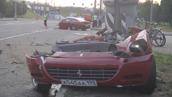 Ferrari врезался в столб и развалился на две части в центре Москвы