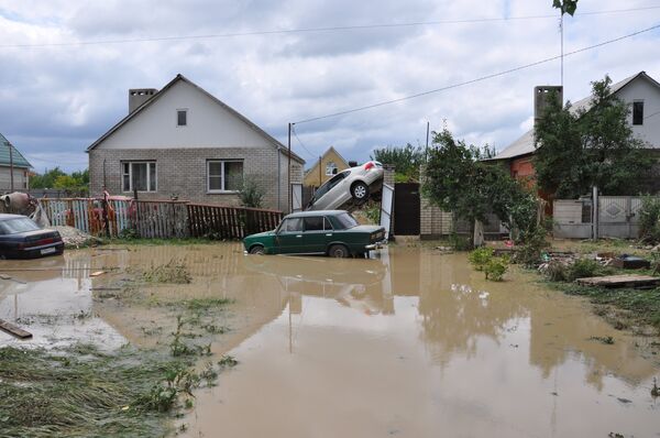 Поваленные деревья и искореженные автомобили: последствия стихии на Кубани
