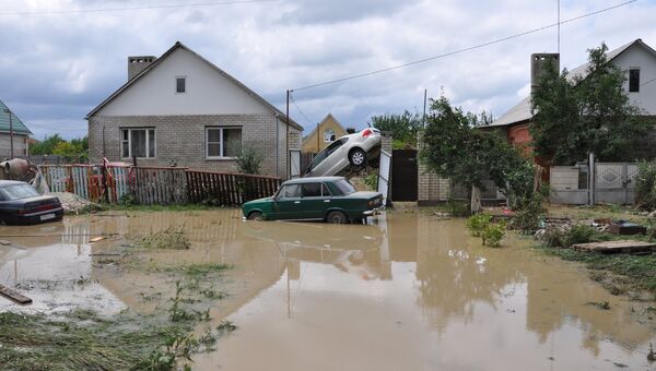 Поваленные деревья и искореженные автомобили: последствия стихии на Кубани