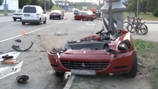Ferrari разорвало надвое после удара о фонарный столб