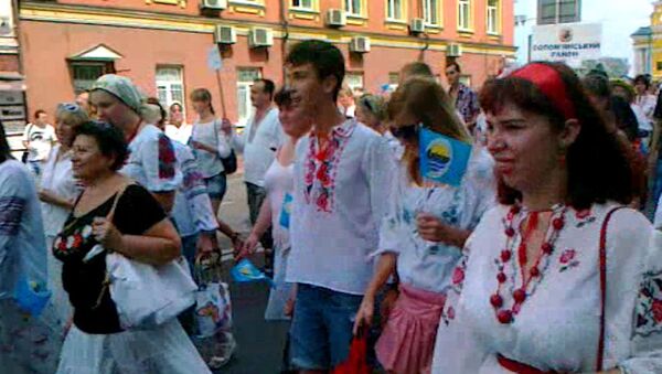 Киевляне в вышиванках прошли парадом по улицам города