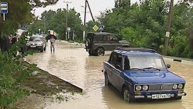 На месте происшествия: наводнение на Кубани и ДТП на Украине