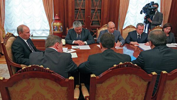 Владимир Путин (слева) на совещании в Кремле по последствиям наводнения на Кубани. Архив