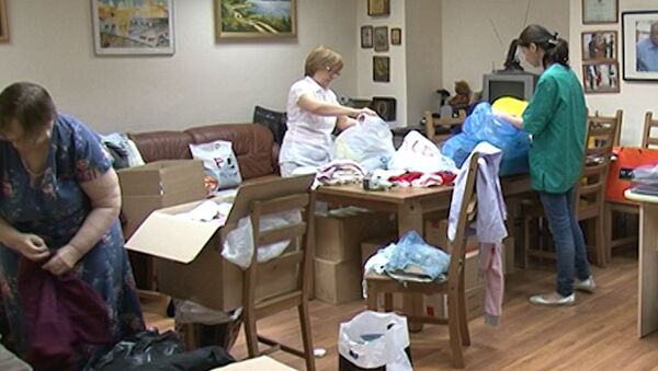 Люди несут одежду, лекарства и продукты для пострадавших на Кубани